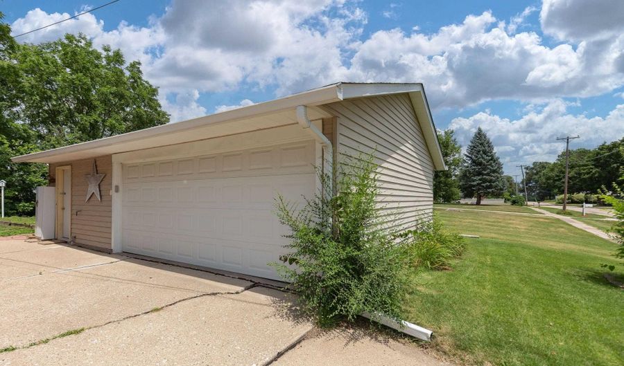 808 S CHURCH St, Albany, IL 61230 - 3 Beds, 2 Bath