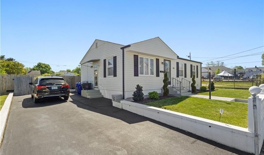 141 Woodward Ave, East Providence, RI 02914 - 3 Beds, 2 Bath