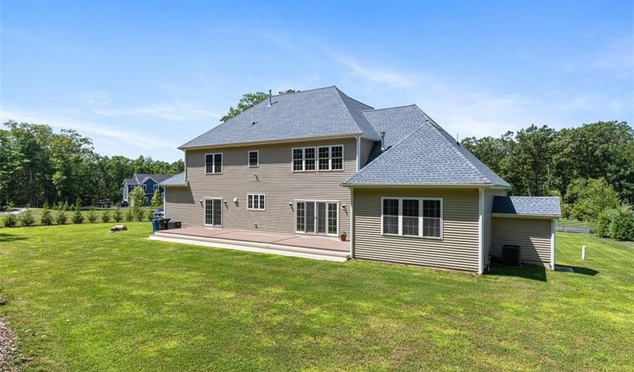 8 Lyn Ct, Cumberland, RI 02864 - 4 Beds, 4 Bath