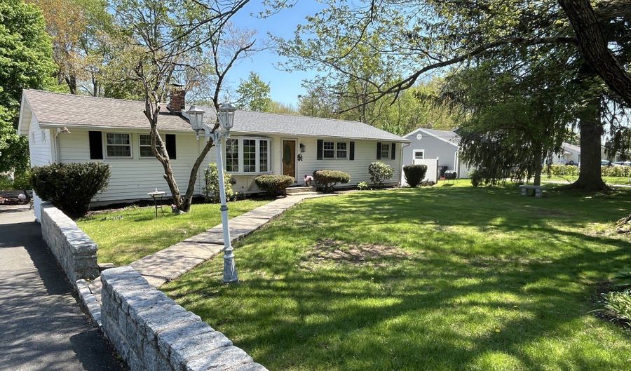 43 Meadowbrook Rd, Danbury, CT 06811 - 4 Beds, 2 Bath