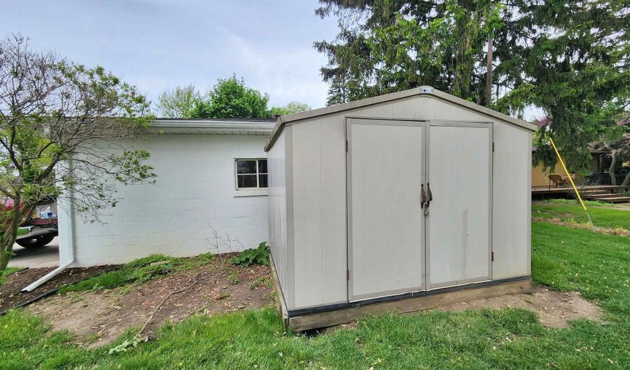 1027 W Superior St, Alma, MI 48801 - 3 Beds, 2 Bath