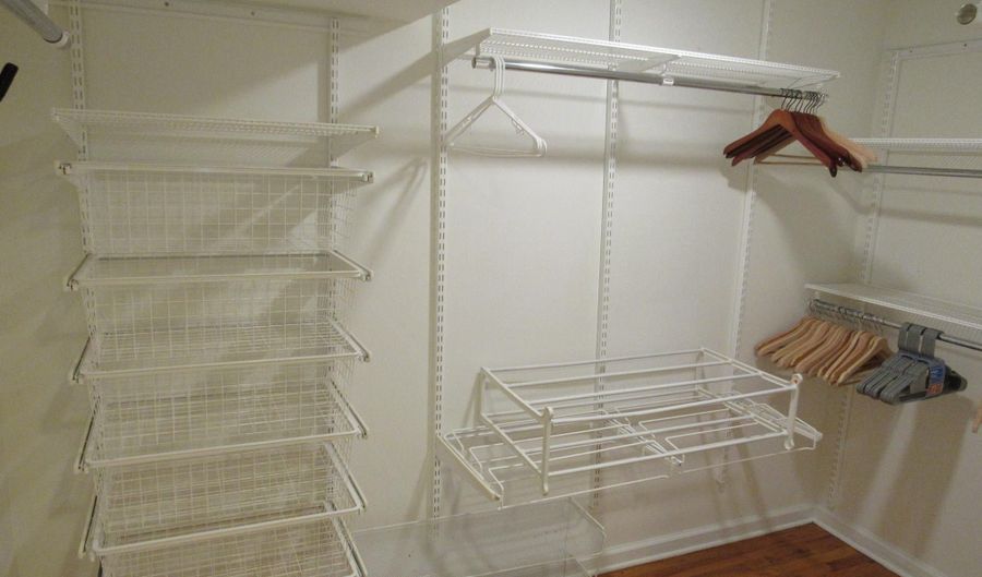 2910 N WESTMORELAND St, Arlington, VA 22213 - 4 Beds, 2 Bath