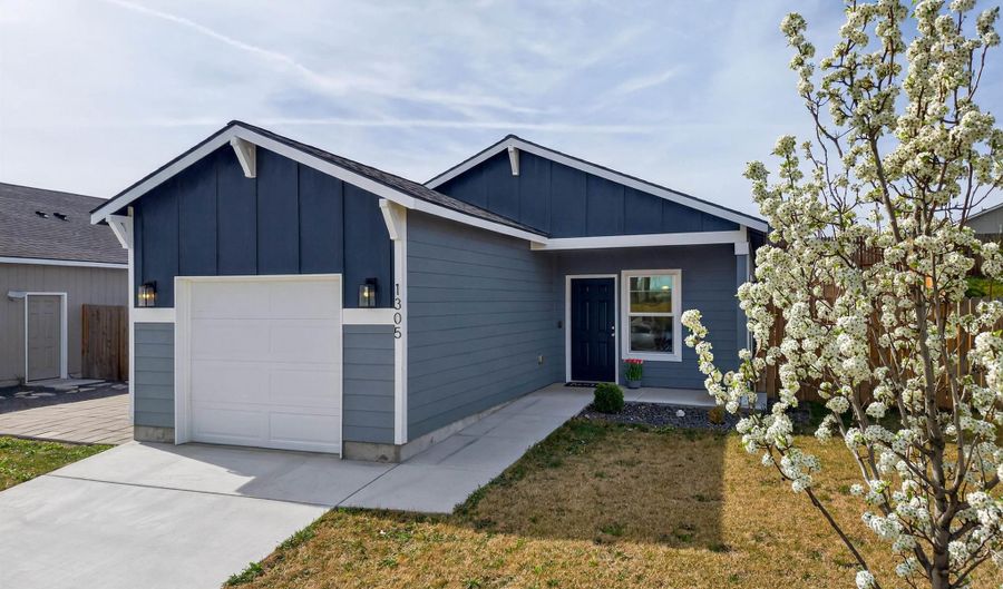 1305 12th St, Benton City, WA 99320 - 3 Beds, 2 Bath