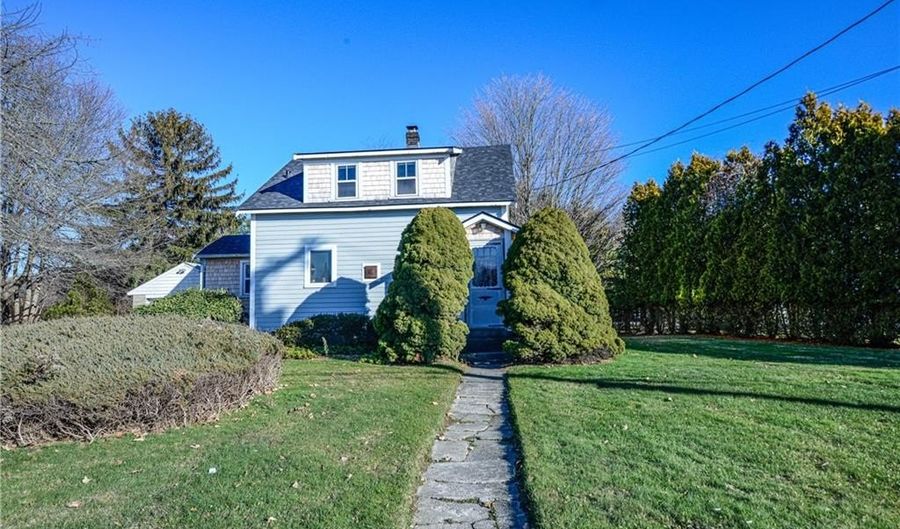 318 Mitchell's Ln, Middletown, RI 02871 - 3 Beds, 1 Bath