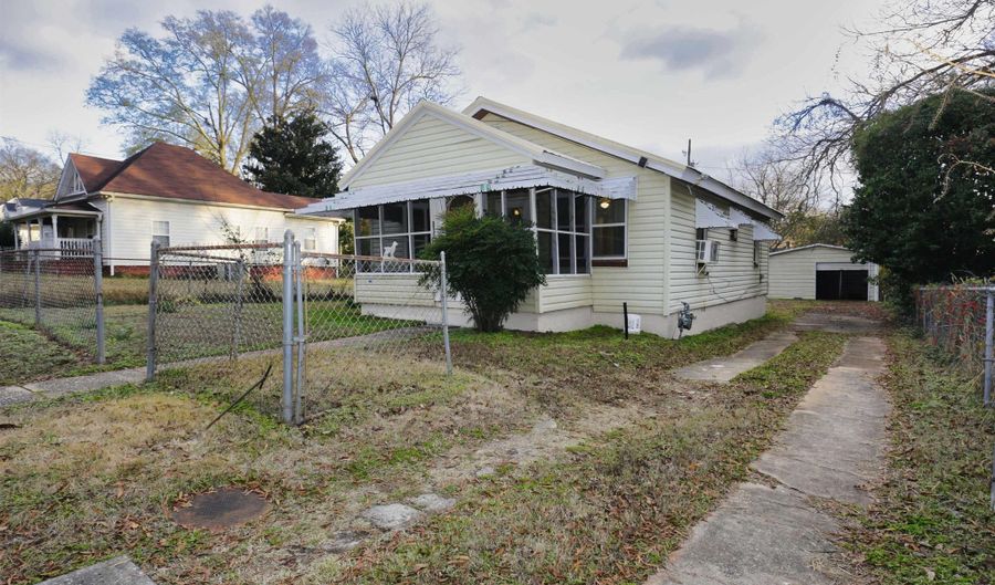 324 E 3RD St, Anniston, AL 36207 - 2 Beds, 1 Bath