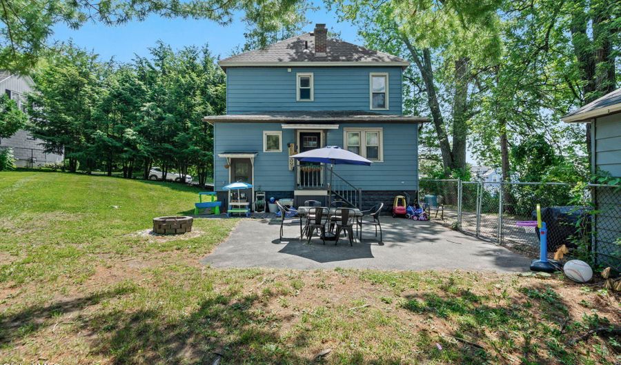 36 Henrietta St, Amsterdam, NY 12010 - 4 Beds, 2 Bath