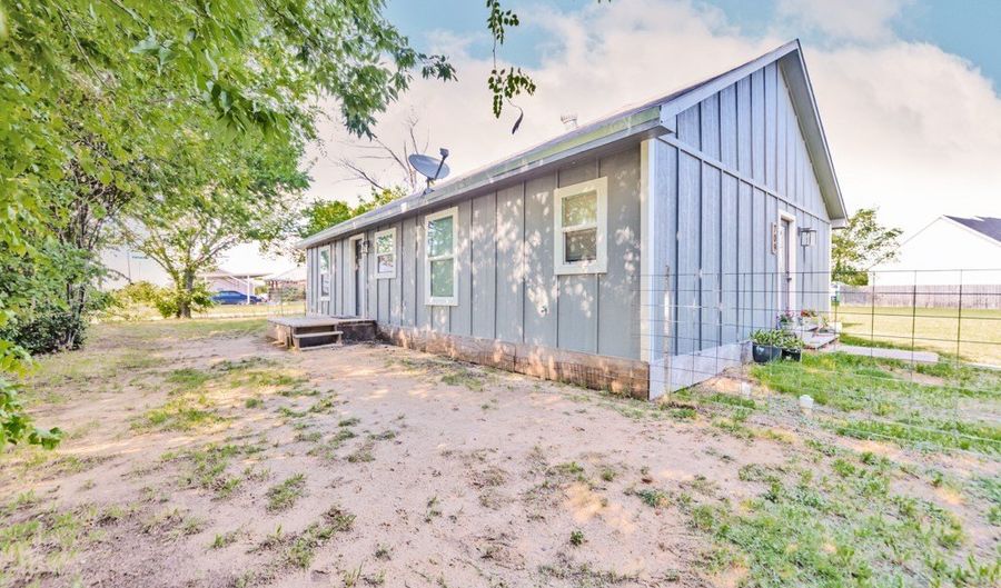 709 W Live Oak St, Alvord, TX 76225 - 3 Beds, 2 Bath