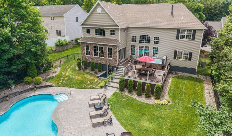 35 Shinnecock Hills Dr, Albany, NY 12205 - 4 Beds, 3 Bath