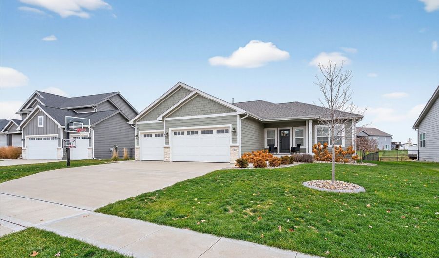 705 35th St SW, Altoona, IA 50009 - 4 Beds, 3 Bath