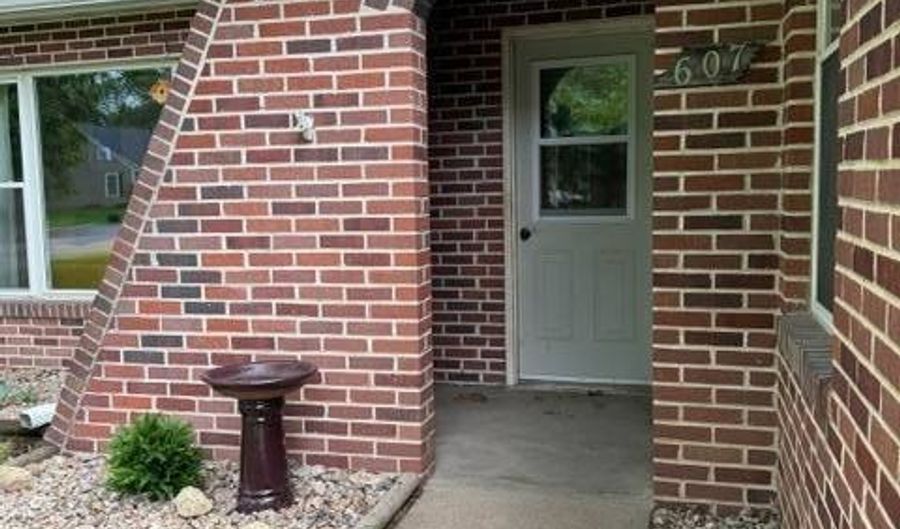 607 L St, Aurora, NE 68818 - 3 Beds, 2 Bath