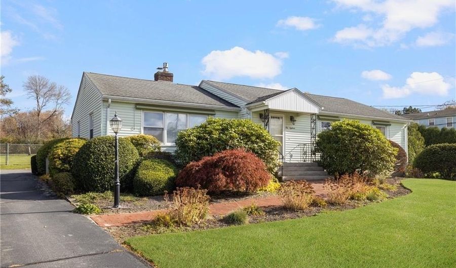 118 Wolcott Ave, Middletown, RI 02842 - 3 Beds, 2 Bath