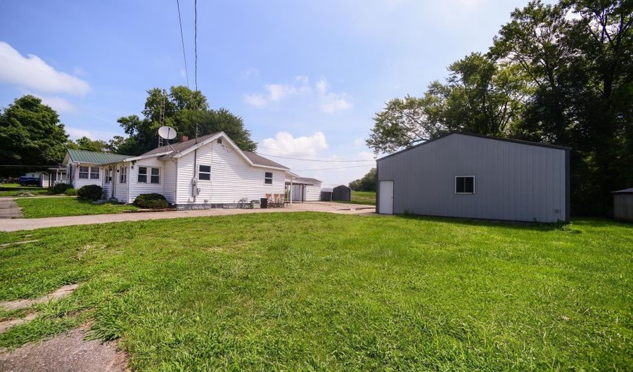 813 N Charles St, Bicknell, IN 47512 - 2 Beds, 1 Bath