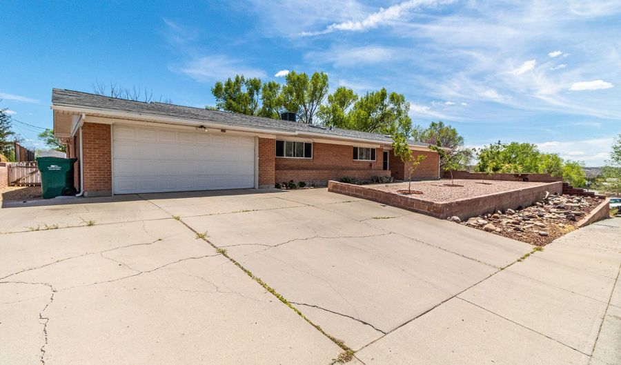200 MESA Dr, Aztec, NM 87410 - 4 Beds, 3 Bath