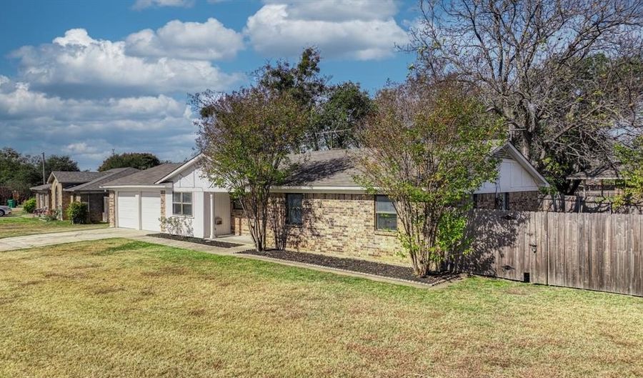 121 Meadow Ln, Aledo, TX 76008 - 3 Beds, 2 Bath