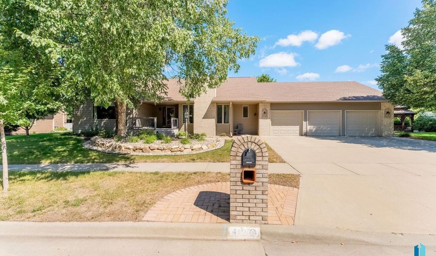 412 E Meadowlark Cir, Brandon, SD 57005 - 2 Beds, 2 Bath