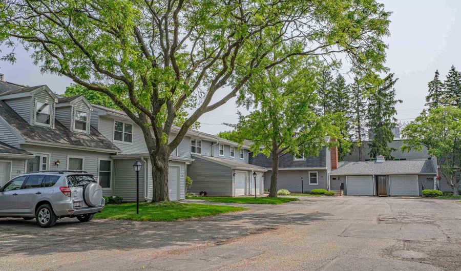 32 Whitcomb Cir, Madison, WI 53711 - 2 Beds, 2 Bath