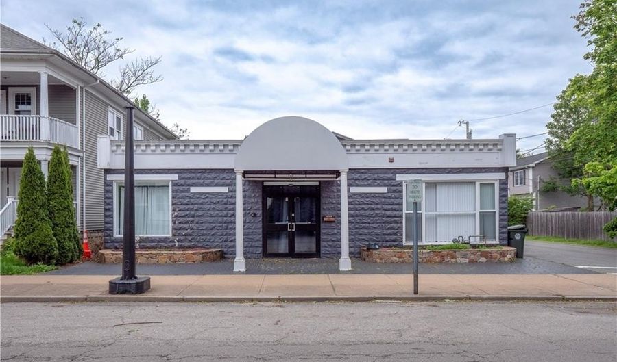 413 High St, Bristol, RI 02809 - 3 Beds, 1 Bath