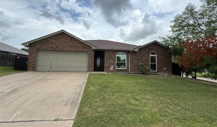 527 E Oak St, Aledo, TX 76008 - 3 Beds, 2 Bath