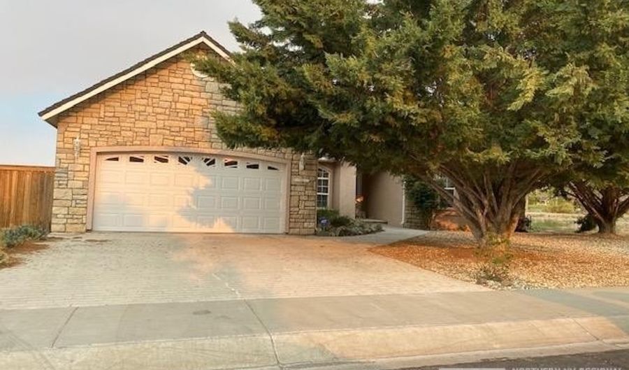 752 Divot Dr, Fernley, NV 89408 - 3 Beds, 3 Bath