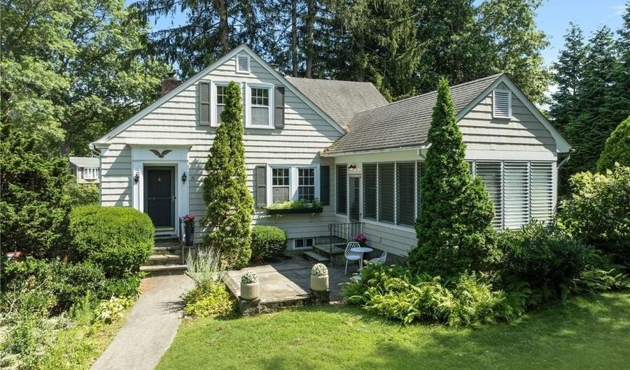 75 Markwood Dr, Barrington, RI 02806 - 3 Beds, 2 Bath