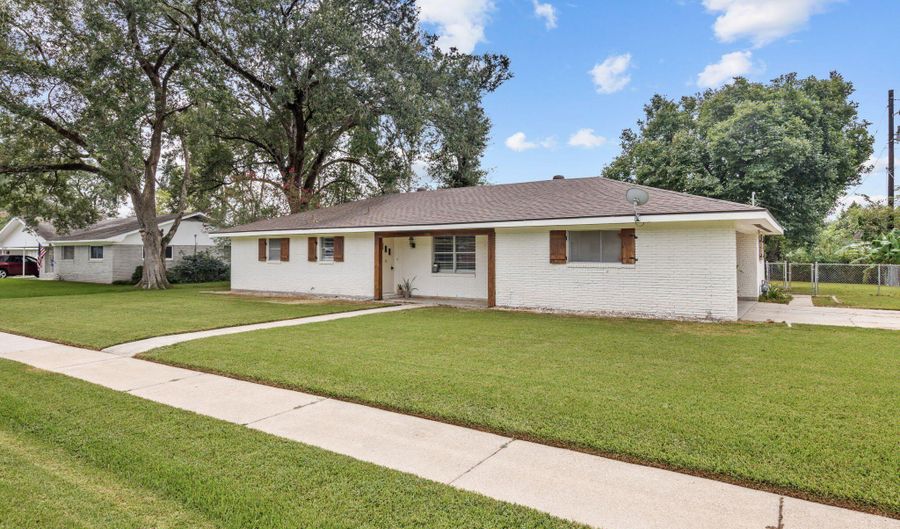 100 Lynn Dr, Lafayette, LA 70508 - 3 Beds, 2 Bath