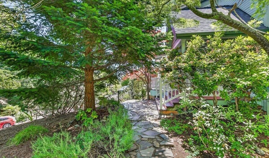 255 Scenic Dr, Ashland, OR 97520 - 4 Beds, 3 Bath