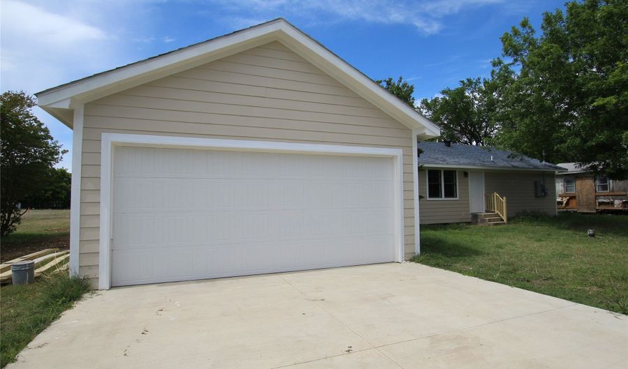 106 Austin St, Alvarado, TX 76009 - 3 Beds, 2 Bath