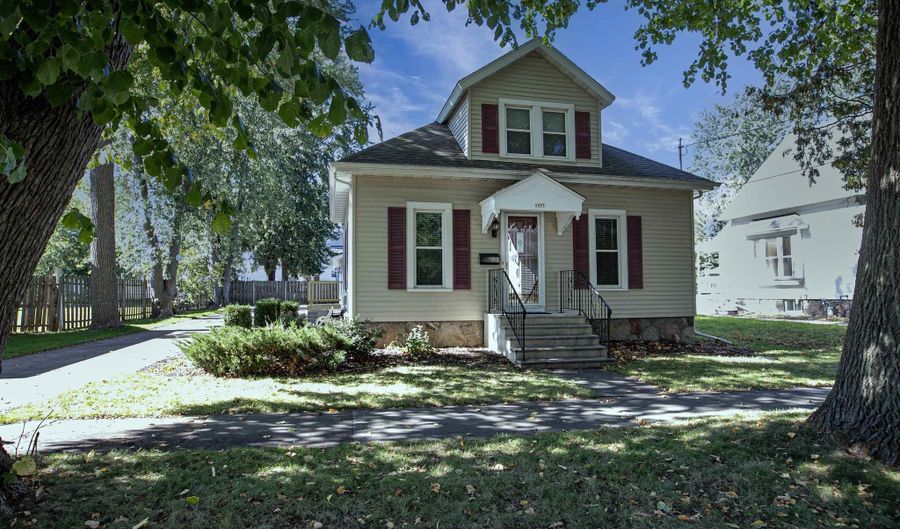 1327 N HARRIMAN St, Appleton, WI 54911 - 3 Beds, 2 Bath