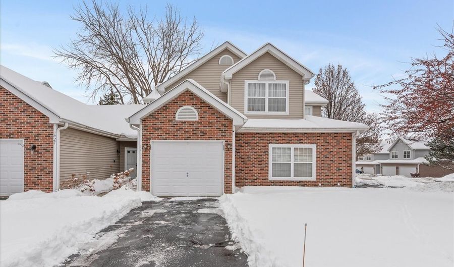 1431 Essex St, Algonquin, IL 60102 - 2 Beds, 3 Bath