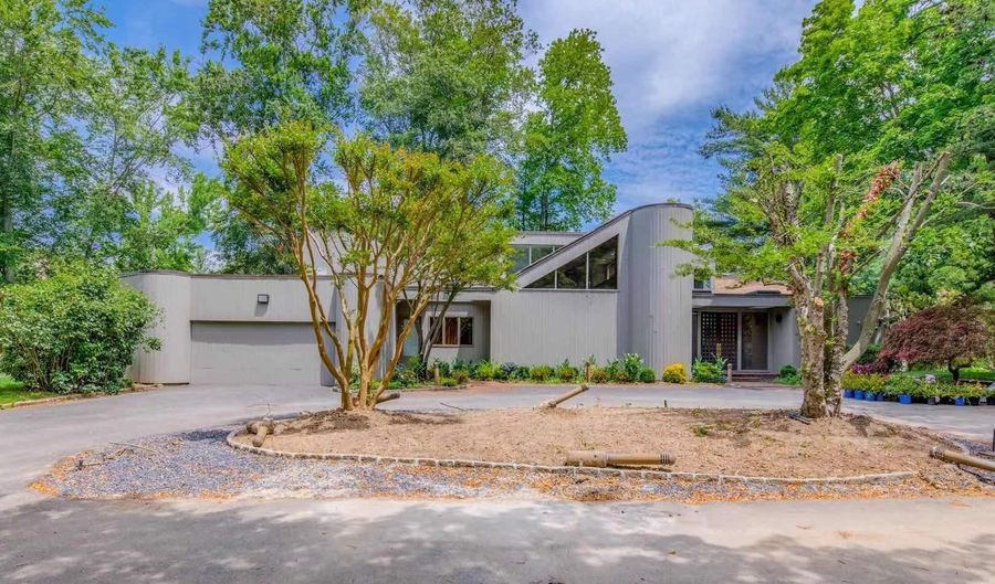 14 Twin Ponds St, Great Neck, NY 11024 5 Beds, 6 Baths, Single Family