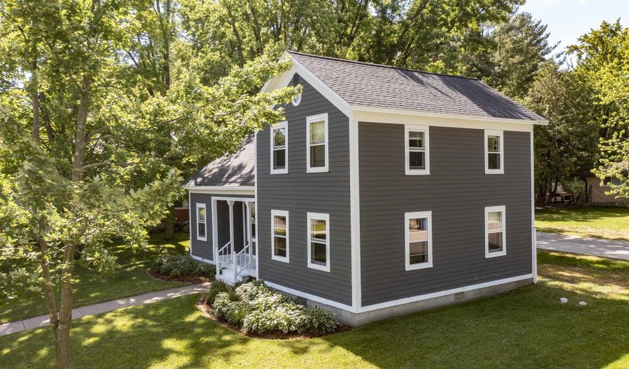 201 MILL St, Amherst, WI 54406 - 3 Beds, 1 Bath