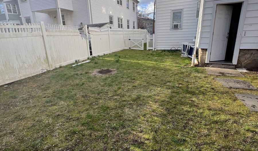 39 Grasso Ter, Bridgeport, CT 06604 - 4 Beds, 1 Bath