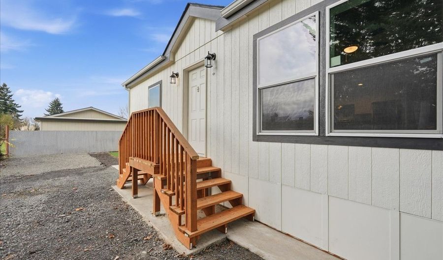 20815 WALNUT St, Aurora, OR 97002 - 3 Beds, 2 Bath