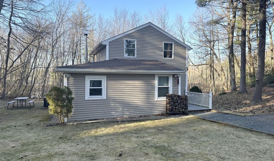 418 Lake Rd, Suffield, CT 06093 - 2 Beds, 1 Bath