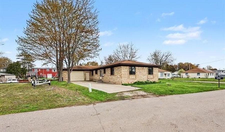 2037 W Park Dr, Algonac, MI 48001 - 3 Beds, 3 Bath