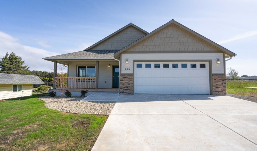 655 11th St, Bandon, OR 97411 - 3 Beds, 2 Bath