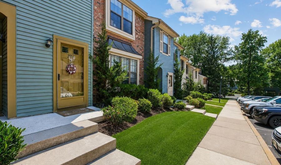 233 Perth Hill Ct, Aberdeen, NJ 07747 - 2 Beds, 2 Bath