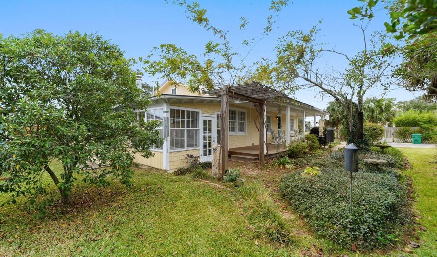 321 State St, Bay St. Louis, MS 39520 - 2 Beds, 2 Bath