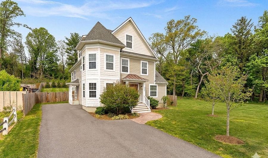 6932 ALPINE Dr, Annandale, VA 22003 - 4 Beds, 4 Bath