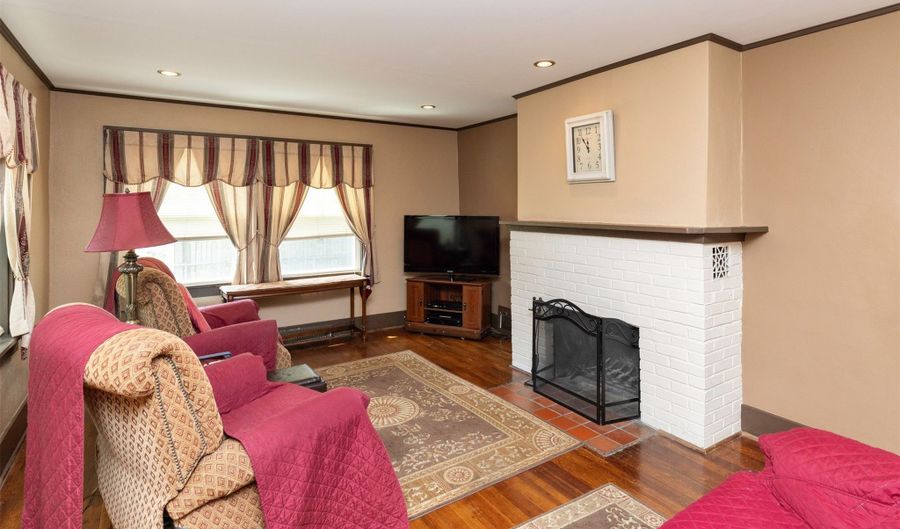 526 SW Walnut St, Ankeny, IA 50023 - 3 Beds, 2 Bath