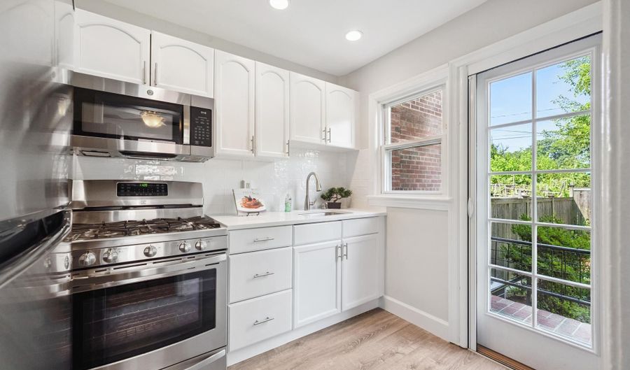 2146 S OAKLAND St S, Arlington, VA 22204 - 2 Beds, 2 Bath
