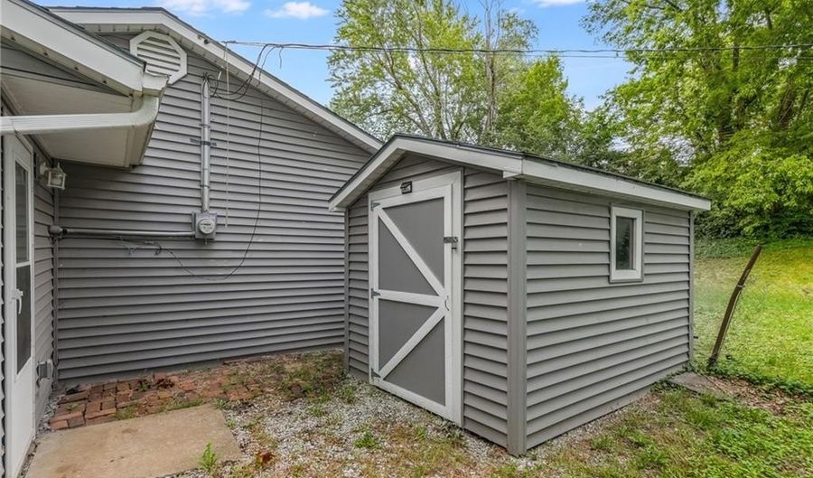1308 Crowell St, Atchison, KS 66002 - 2 Beds, 1 Bath