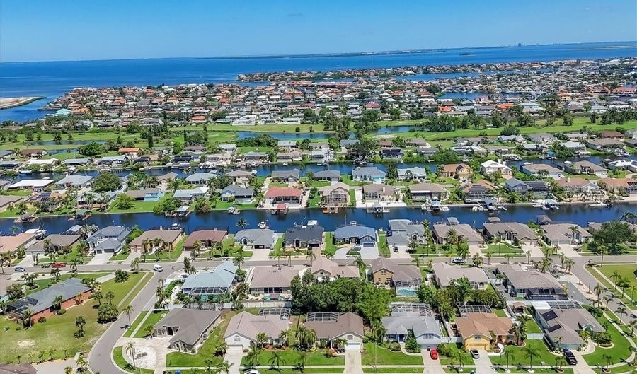 815 GREENVIEW Dr, Apollo Beach, FL 33572 - 3 Beds, 3 Bath