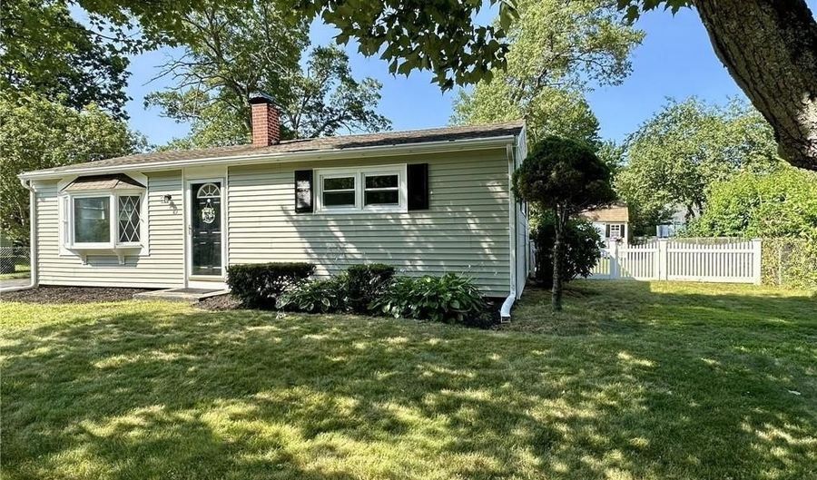 17 Rondeau Rd, Bellingham, MA 02019 - 2 Beds, 1 Bath
