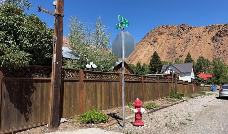 430 E Main Ave, Challis, ID 83226 - 1 Beds, 2 Bath
