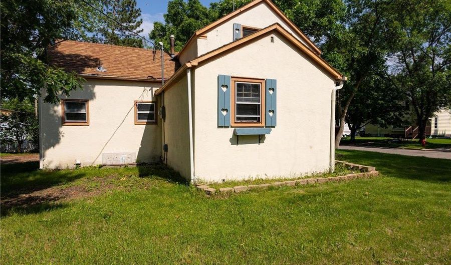 301 8th Ave E, Alexandria, MN 56308 - 2 Beds, 1 Bath