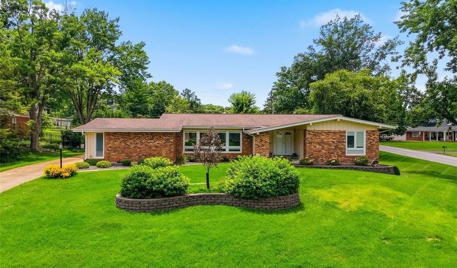 409 Mayfair Dr, Ballwin, MO 63011 - 4 Beds, 3 Bath