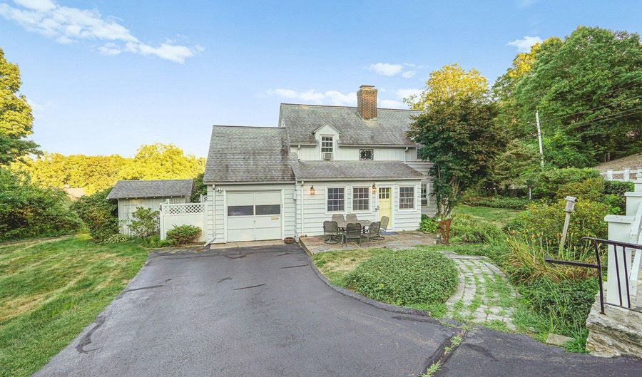 35 Lakewood Cir N, Manchester, CT 06040 - 3 Beds, 2 Bath