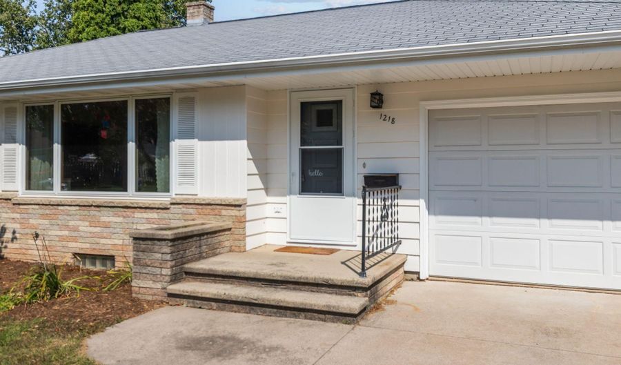 1218 W BREWSTER St, Appleton, WI 54914 - 2 Beds, 1 Bath