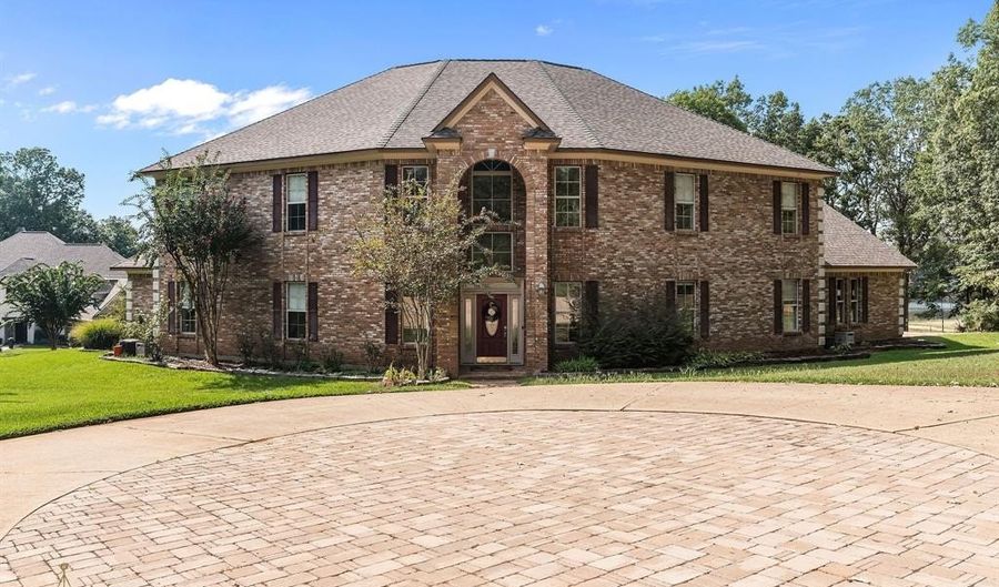 135 Oak Leaf Trl, Benton, LA 71006 - 4 Beds, 5 Bath